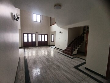 Staircase in 4 BHK Apartment at Hulkul Residency Apartments, Lavelle Road – for Rent