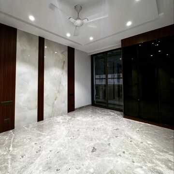 Parking in 4 BHK Builder Floor at South Extension ii – for Sale