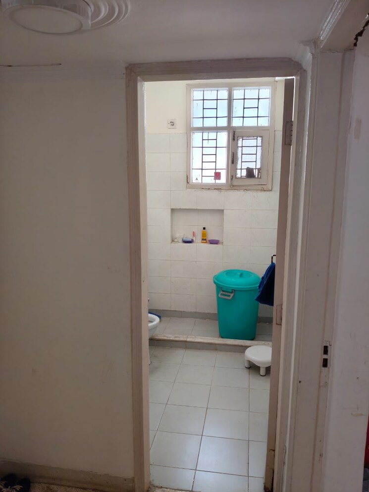 Bathroom, unitech-arcadia 3 Bedroom 1500 Sq.Ft. Builder Floor In South City 2 Gurgaon 8988330