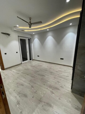 Room in 4 BHK Builder Floor at Auram Floor, South City 2 – for Rent
