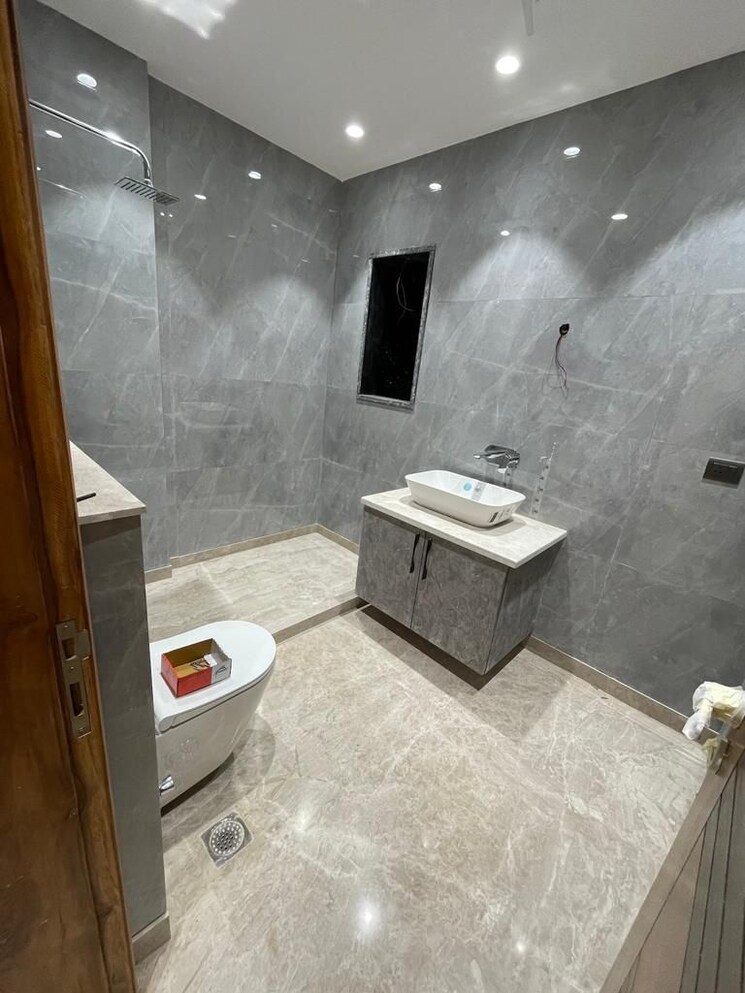 Bathroom, auram-floor 4 Bedroom 3000 Sq.Ft. Builder Floor In South City 2 Gurgaon 8988353