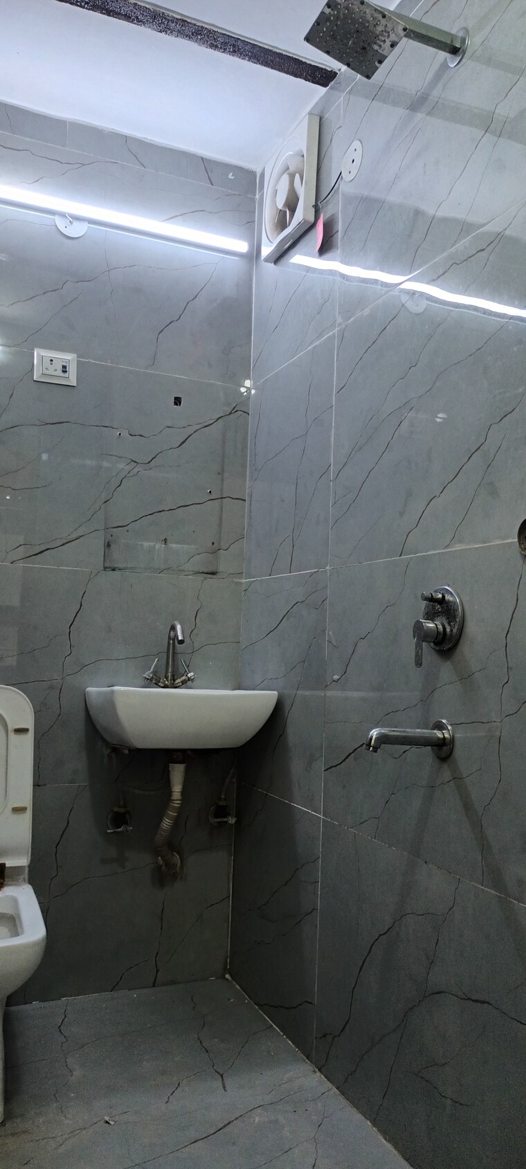 Bathroom, vaishali sector 9 3 Bedroom 1450 Sq.Ft. Builder Floor In Vaishali Sector 9 Ghaziabad 8988374