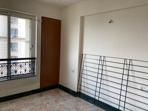 Room in 2 BHK Apartment at Hiranandani Meadows, Manpada – for Sale