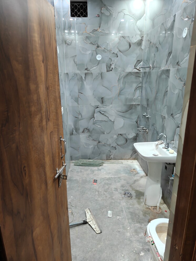 Bathroom, sant nagar 3 Bedroom 133 Sq.Yd. Builder Floor In Sant Nagar Delhi 8988708
