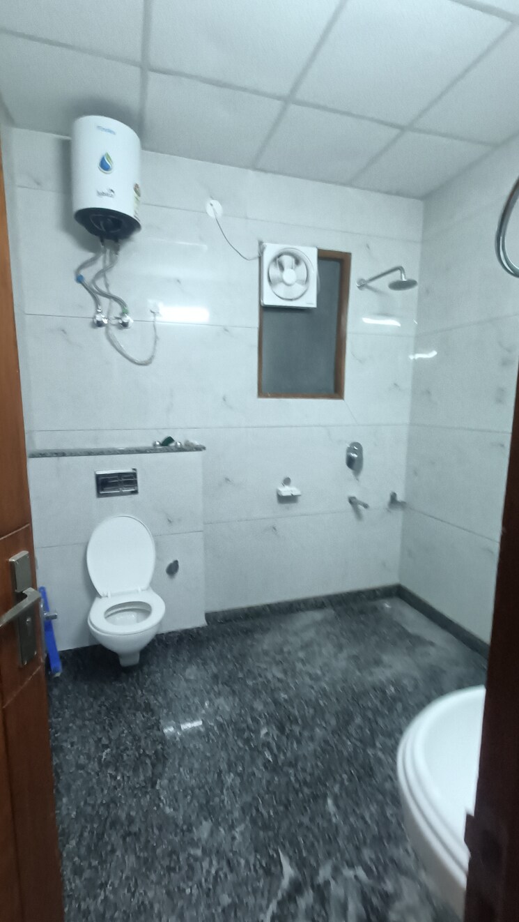 Bathroom, super-mart-1 3 Bedroom 270 Sq.Ft. Builder Floor In Sector 27 Gurgaon 8988715