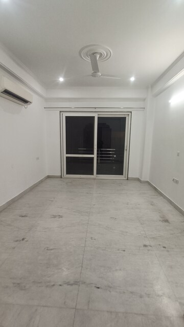 Room in 3 BHK Builder Floor at Super Mart 1, Sector 27 – for Rent
