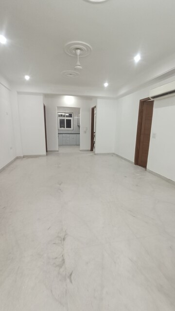 Room in 3 BHK Builder Floor at Super Mart 1, Sector 27 – for Rent