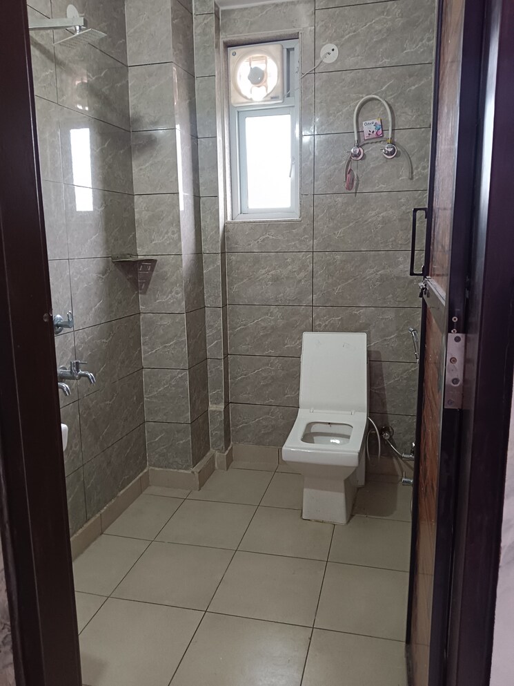 Bathroom, sector 14 dwarka 2 Bedroom 630 Sq.Ft. Builder Floor In Sector 14 Dwarka Delhi 8988819