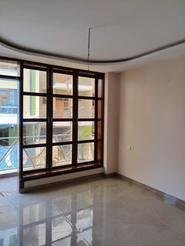 Room in 5 BHK Independent House at Sahastradhara Road – for Sale