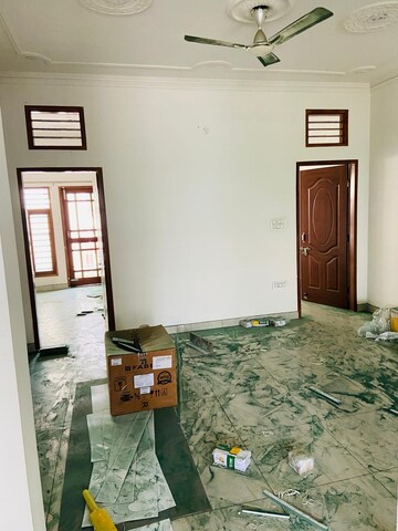 Room in 2 BHK Builder Floor at JakhaN-Rajpur Road – for Rent