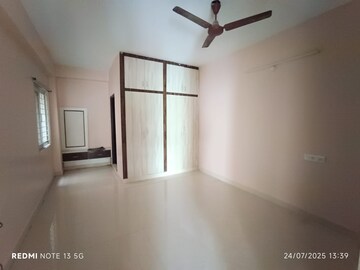 Room in 2 BHK Apartment at Tarnaka – for Rent