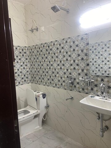 Bathroom in 1 RK Apartment at Old DLF Colony, Sector 14 – for Rent
