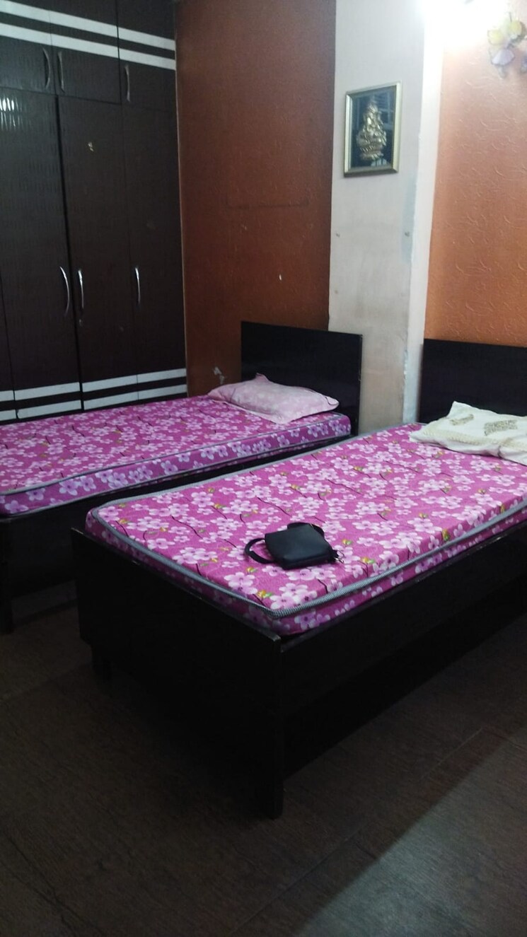 Bedroom, parakh-homes 3 Bedroom 1300 Sq.Ft. Builder Floor In Gyan Khand I Ghaziabad 8989141