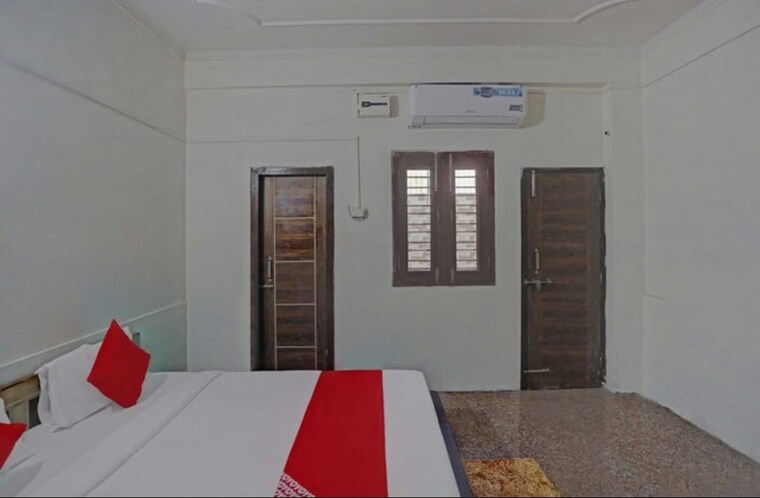 undefined, sector 130 6+ Bedroom 225 Sq.Mt. Villa In Sector 130 Noida 8989136