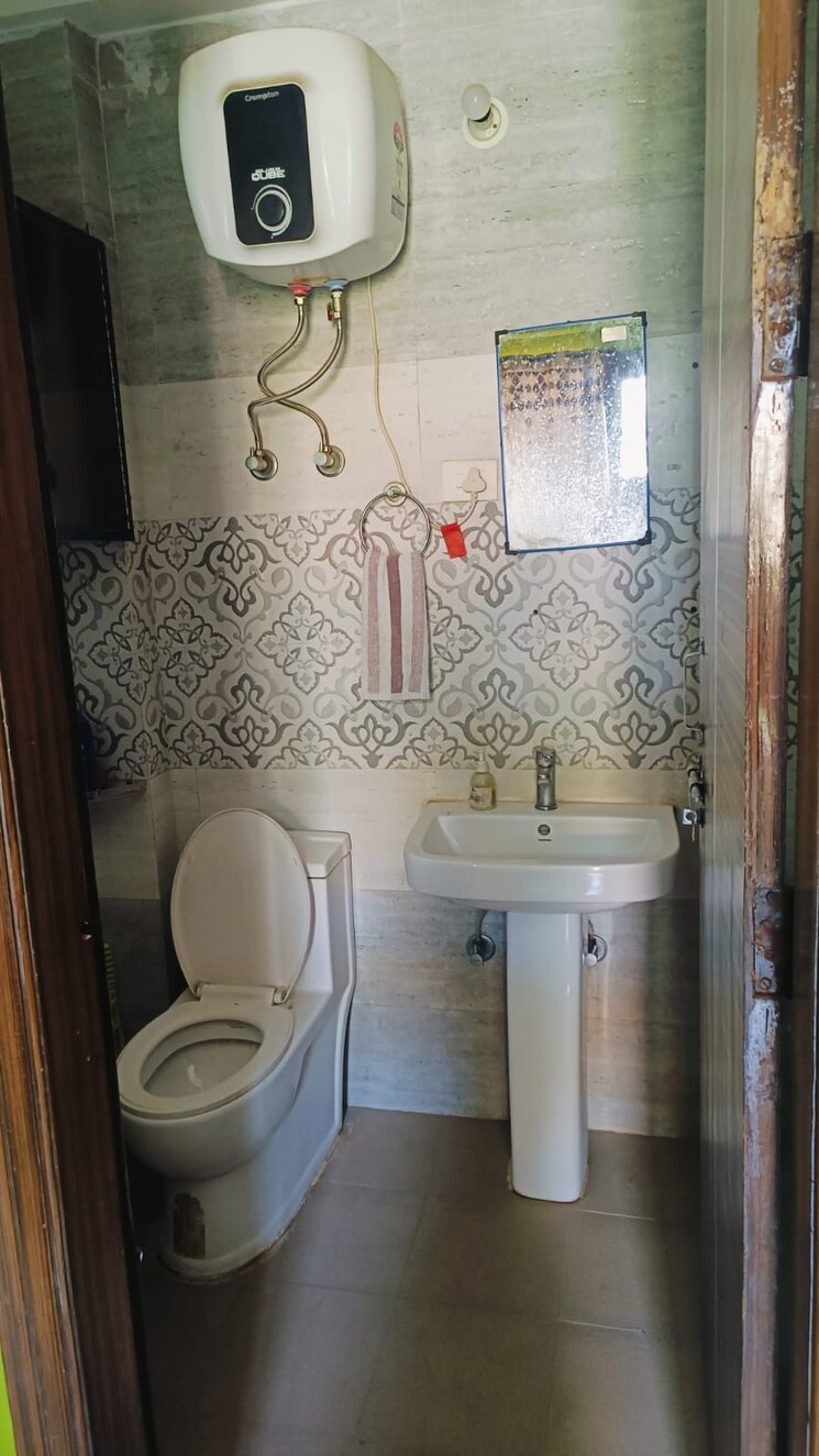 Bathroom, sector 14 3 Bedroom 1600 Sq.Ft. Builder Floor In Sector 14 Gurgaon 8988320