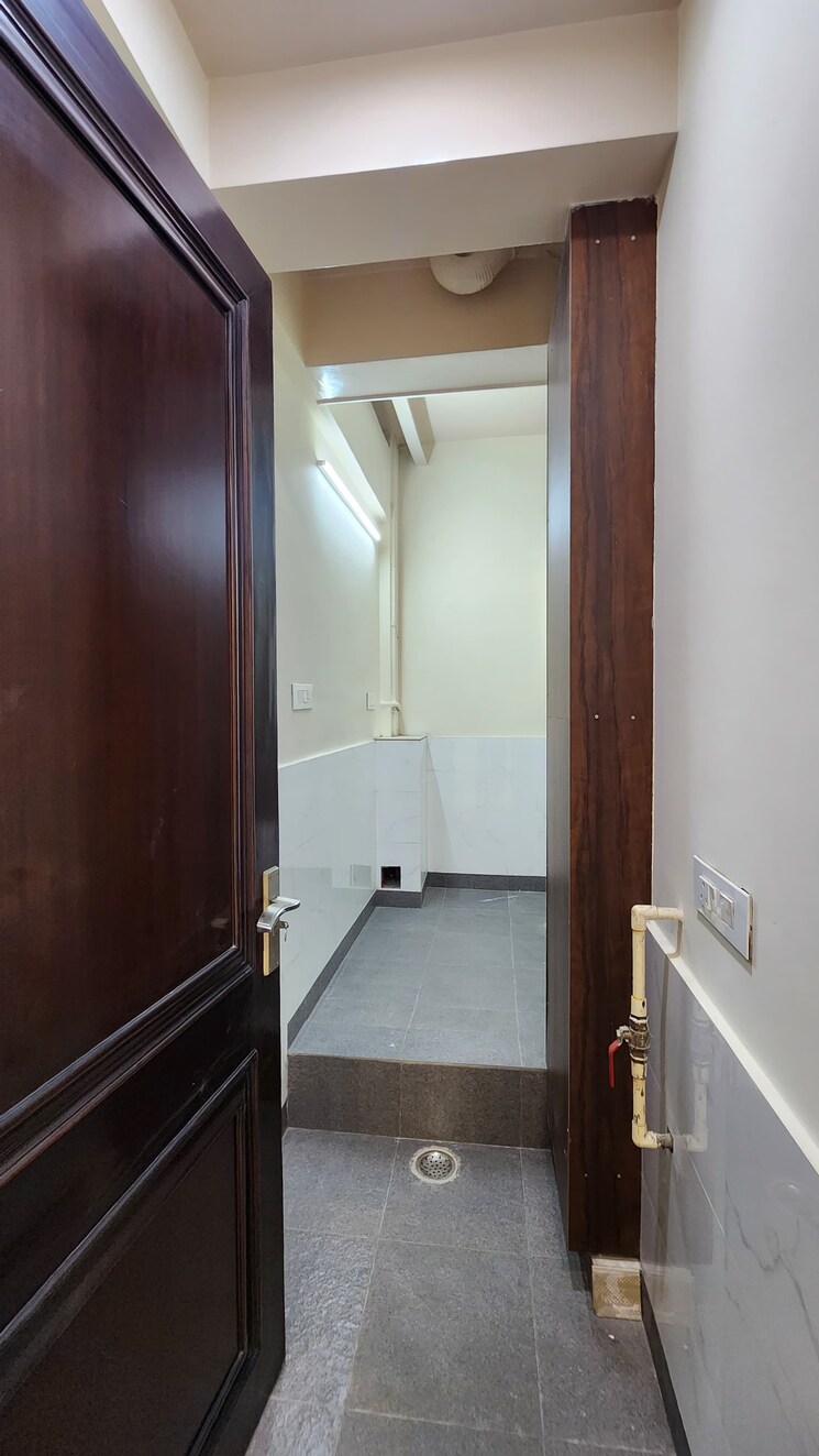 Bathroom, patel nagar 3 Bedroom 2500 Sq.Ft. Builder Floor In Patel Nagar Delhi 8989111