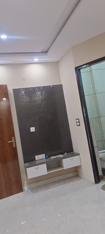 Furnished Amenities in 2 BHK Builder Floor at Ashok Nagar – for Rent