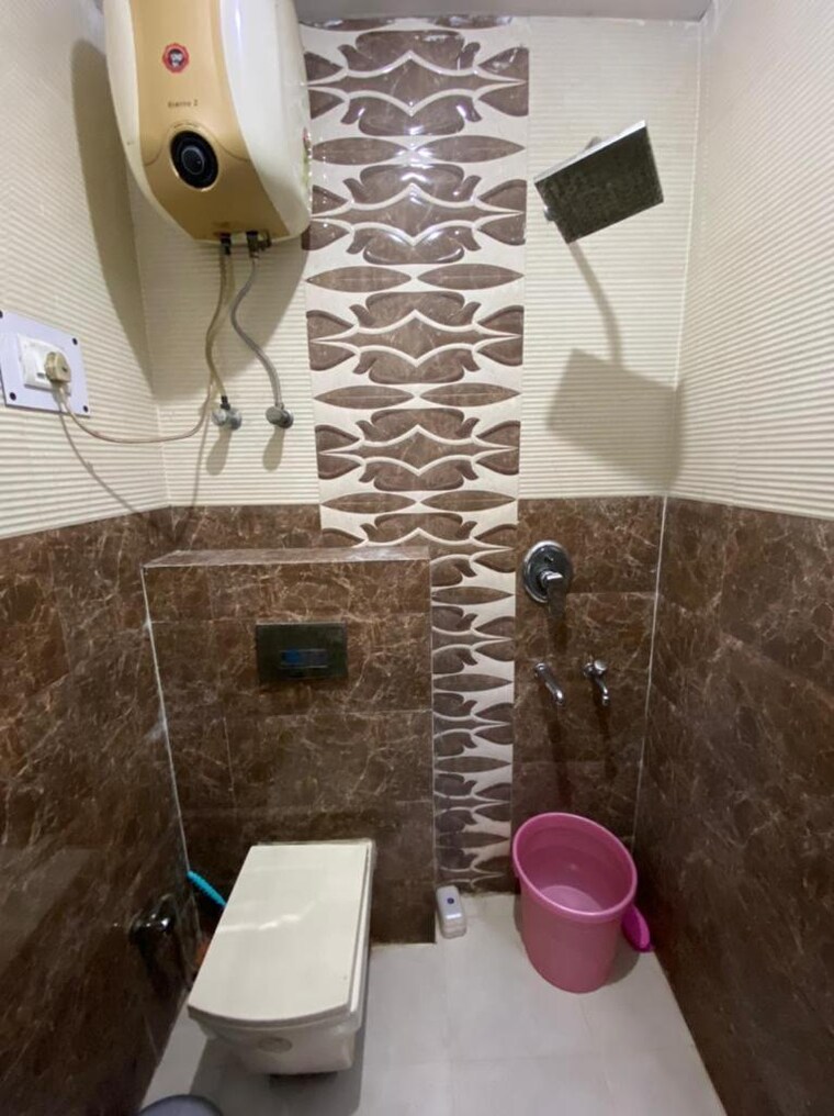 Bathroom, mayur vihar phase 1 3 Bedroom 900 Sq.Ft. Builder Floor In Mayur Vihar Phase 1 Delhi 8989297