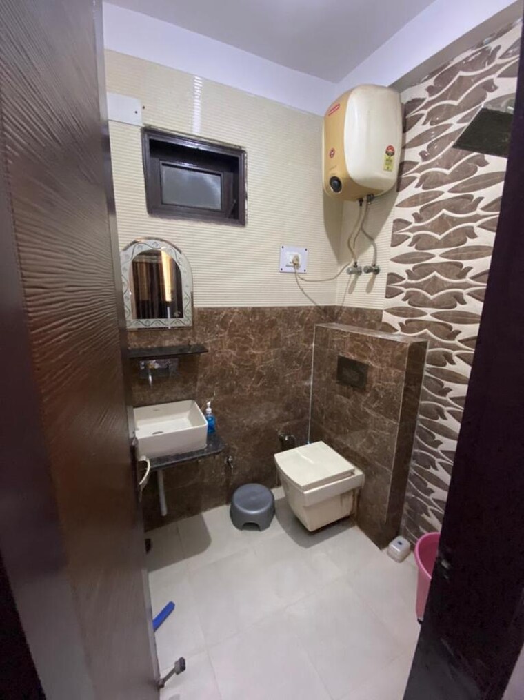 Bathroom, mayur vihar phase 1 3 Bedroom 900 Sq.Ft. Builder Floor In Mayur Vihar Phase 1 Delhi 8989297