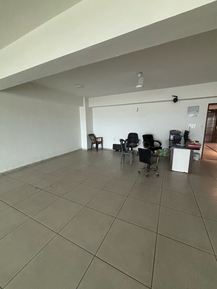  Parking, science city Commercial Office Space 2400 Sq.Ft. In Science City Ahmedabad 8989338