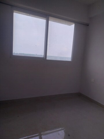 Room in 2.5 BHK Apartment at Signature Global Golf Greens, Sector 79 – for Rent