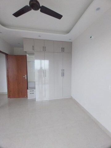 Room in 2.5 BHK Apartment at Signature Global Golf Greens, Sector 79 – for Rent