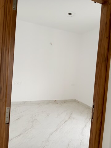 Room in 3.5 BHK Apartment at Manikonda – for Sale