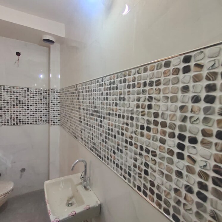 Bathroom, shastri nagar 2.5 Bedroom 550 Sq.Ft. Builder Floor In Shastri Nagar Delhi 8989908