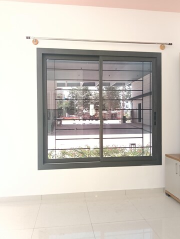 Room in 2 BHK Apartment at Sobha Lake Garden, Kr Puram – for Rent