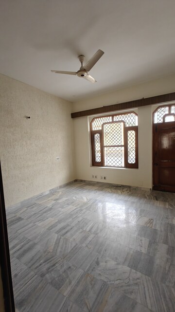 Room in 3 BHK Independent House at Sector 10 – for Rent