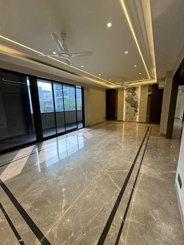 Room in 4 BHK Builder Floor at Dlf Phase I – for Rent