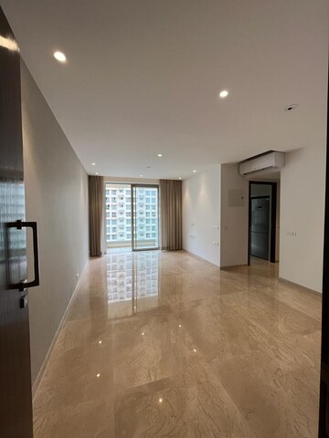 Room in 4 BHK Apartment at Kanakia Silicon Valley, Powai – for Rent