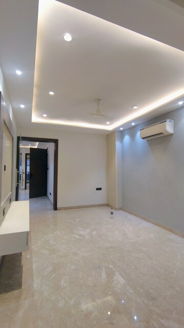 Room in 3.5 BHK Builder Floor at DLF Atria, Dlf Phase ii – for Rent