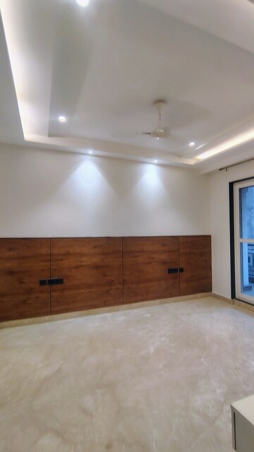 Room in 3.5 BHK Builder Floor at DLF Atria, Dlf Phase ii – for Rent