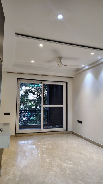 Room in 3.5 BHK Builder Floor at DLF Atria, Dlf Phase ii – for Rent