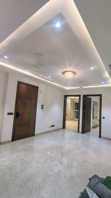Room in 3.5 BHK Builder Floor at DLF Atria, Dlf Phase ii – for Rent