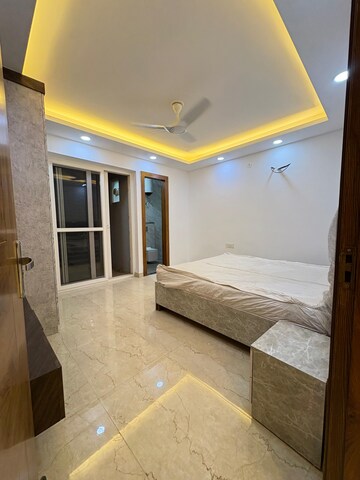 Room in 3 BHK Builder Floor at Super Mart 1, Sector 27 – for Rent
