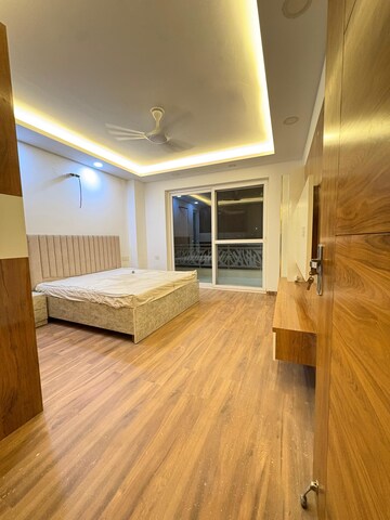 Room in 3 BHK Builder Floor at Super Mart 1, Sector 27 – for Rent