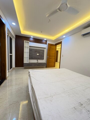 Room in 3 BHK Builder Floor at Super Mart 1, Sector 27 – for Rent