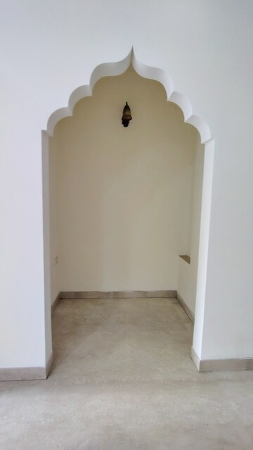 Room in 3.5 BHK Builder Floor at DLF Atria, Dlf Phase ii – for Rent