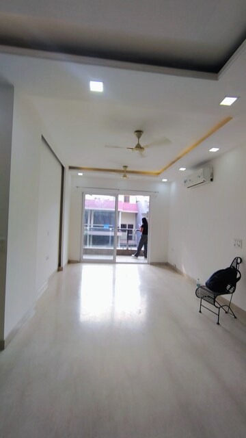 Furnished Amenities in 3.5 BHK Builder Floor at DLF Atria, Dlf Phase ii – for Rent