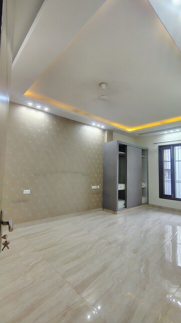 Room in 3.5 BHK Builder Floor at DLF Atria, Dlf Phase ii – for Rent