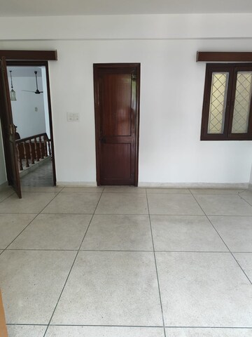 Room in 3.5 BHK Independent House at RWA Apartments, Sector 31 – for Rent