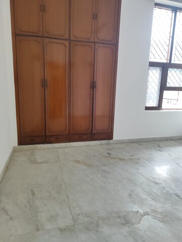Room in 3.5 BHK Independent House at RWA Apartments, Sector 31 – for Rent
