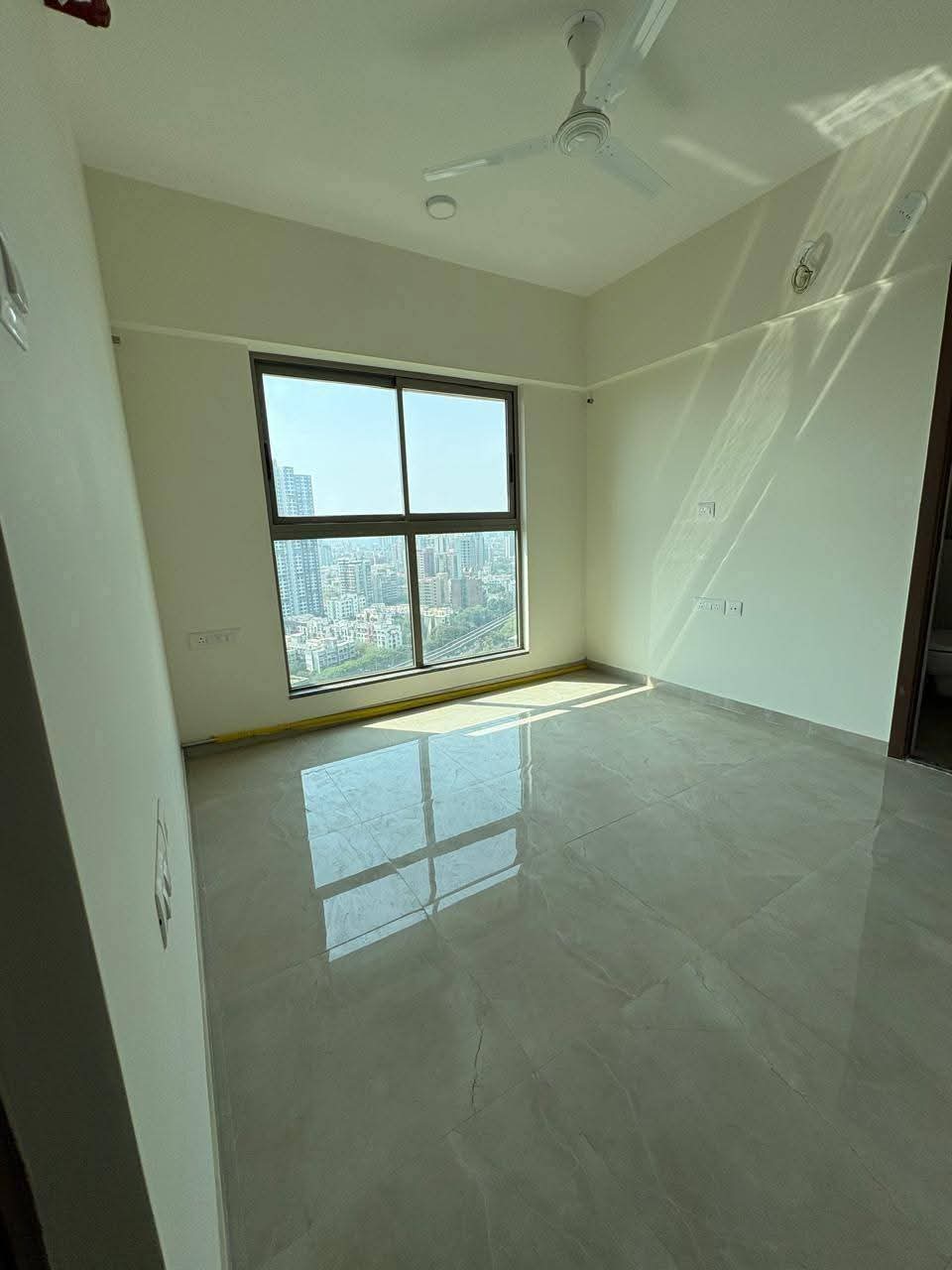 2 BHK + Extra Room Apartment For Rent in Sheth Irene