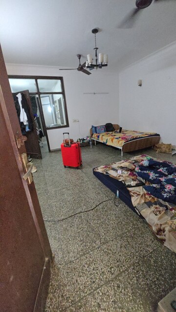 Furnished Amenities in 1.5 BHK Builder Floor at Dayanand Colony – for Rent