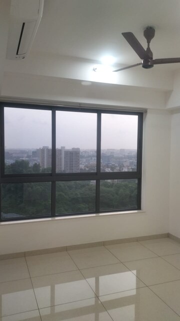 Room in 2 BHK Apartment at Shapoorji Pallonji Vicinia, Powai – for Rent