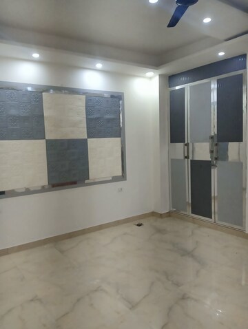 Room in 3 BHK Builder Floor at Sector 31 – for Rent