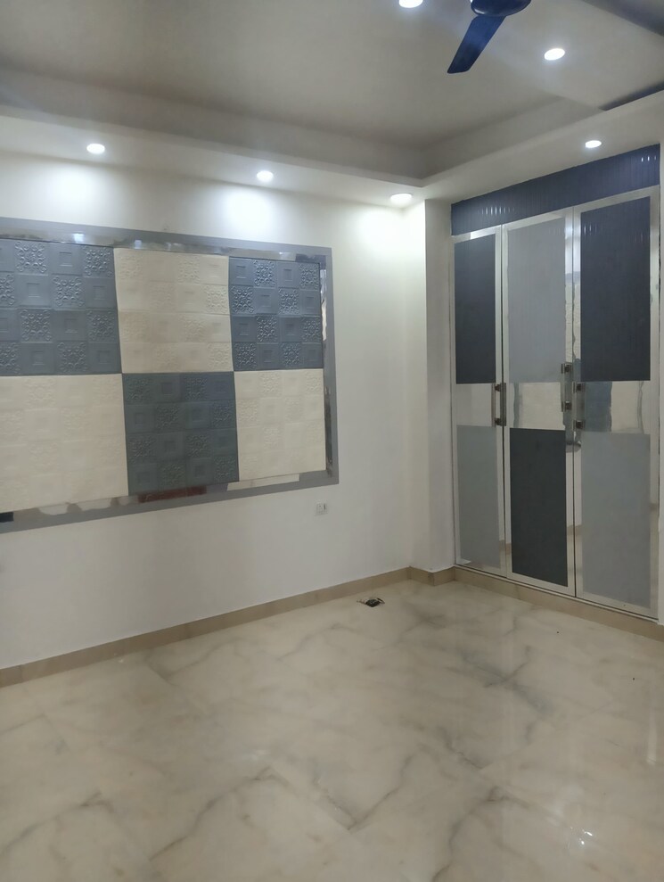 Room, sector 31 3 Bedroom 250 Sq.Yd. Builder Floor In Sector 31 Faridabad 8990754