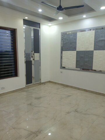 Room in 3 BHK Builder Floor at Sector 31 – for Rent